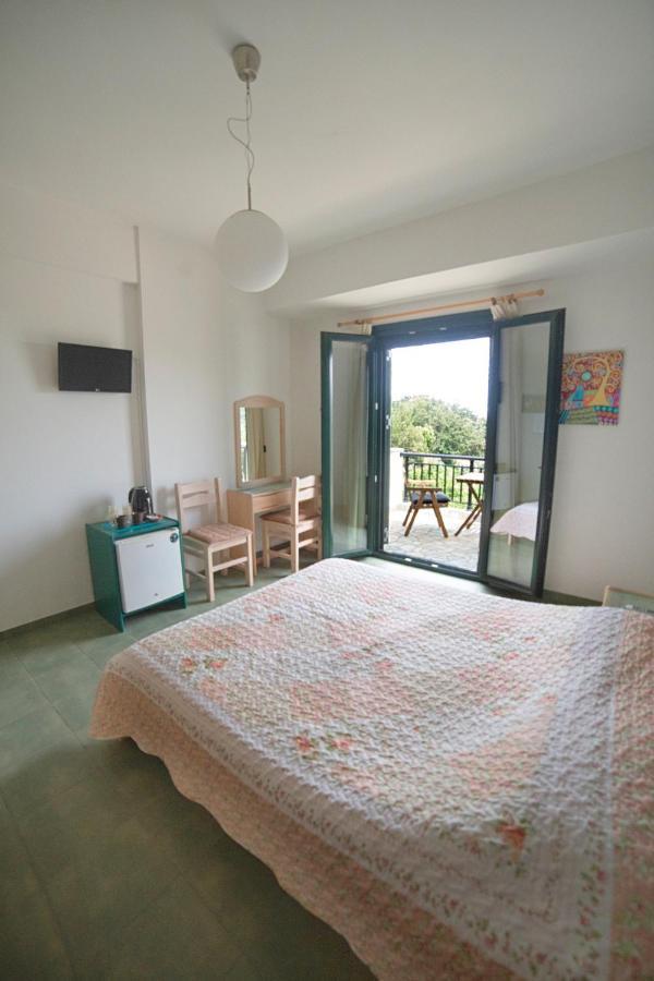 Eri Rooms to Let Raches  Buitenkant foto