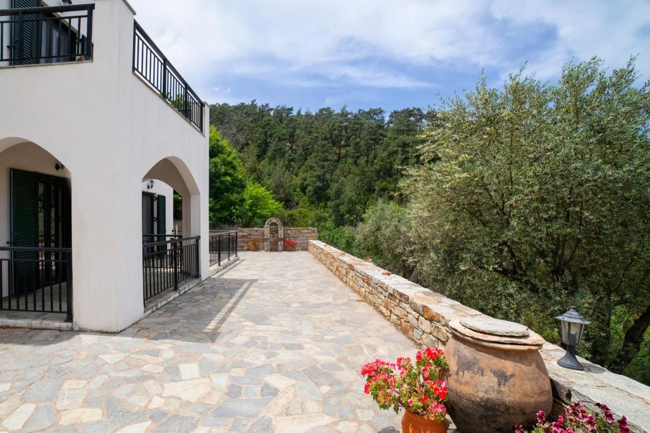 Eri Rooms to Let Raches  Buitenkant foto